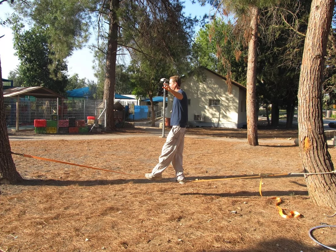 מדריך קרקס בגיל בסדנת הליכה על חבל ושיווי משקל