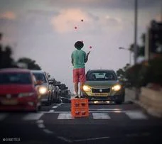 אמן קרקס מבצע מופע שיווי משקל בעמידה על מדרגה ברחוב