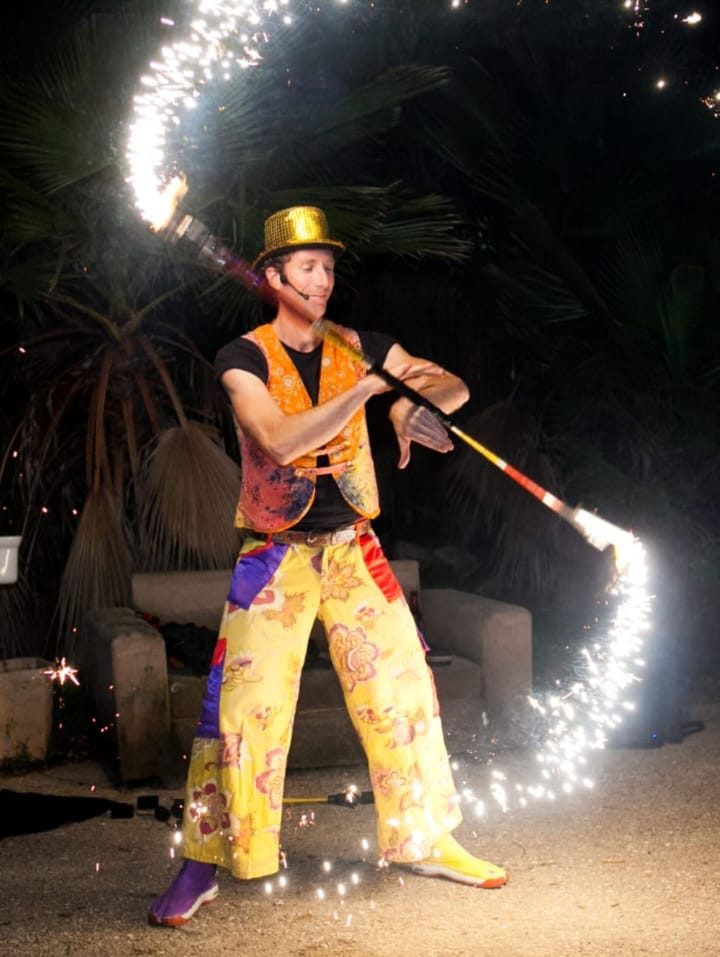 מופע אש של קרקס בגיל- מופע חנוכה חגיגי לכל המשפחה.