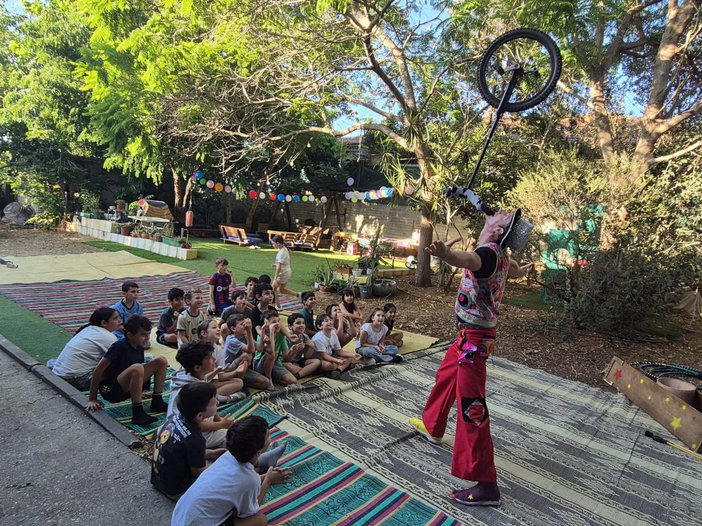 ילדים צופים במדריך מסובב דיאבלו בחוג ג'אגלינג וקרקס בפרדס חנה כרכור